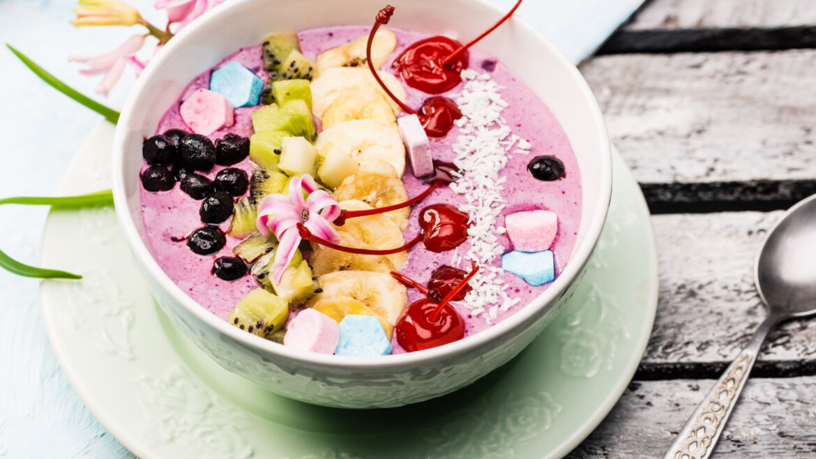 Smoothie bowl z bananem, bananowymi chipsami, czereśniami koktajlowymi i wiórkami kokosowymi