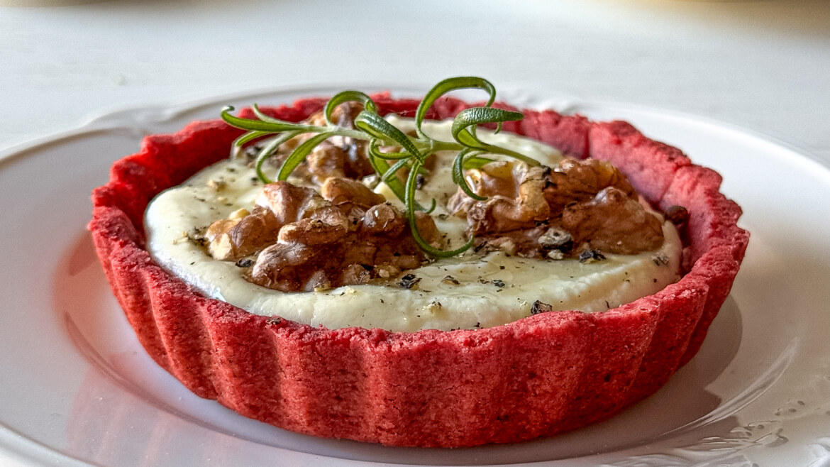 Buraczane minitarty z farszem z fety i orzechów