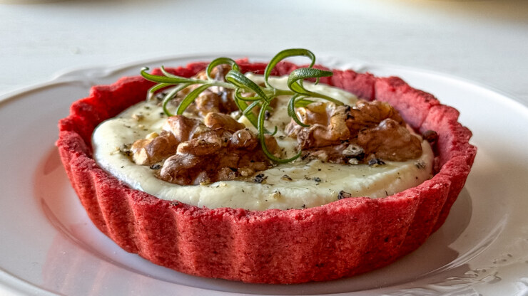 Buraczane minitarty z farszem z fety i orzechów